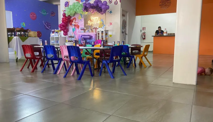 Planeta 8 - Salón de fiestas infantiles thumbnail 2